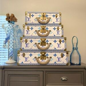 Louis Vuitton By The Pool Pyramide Bisten